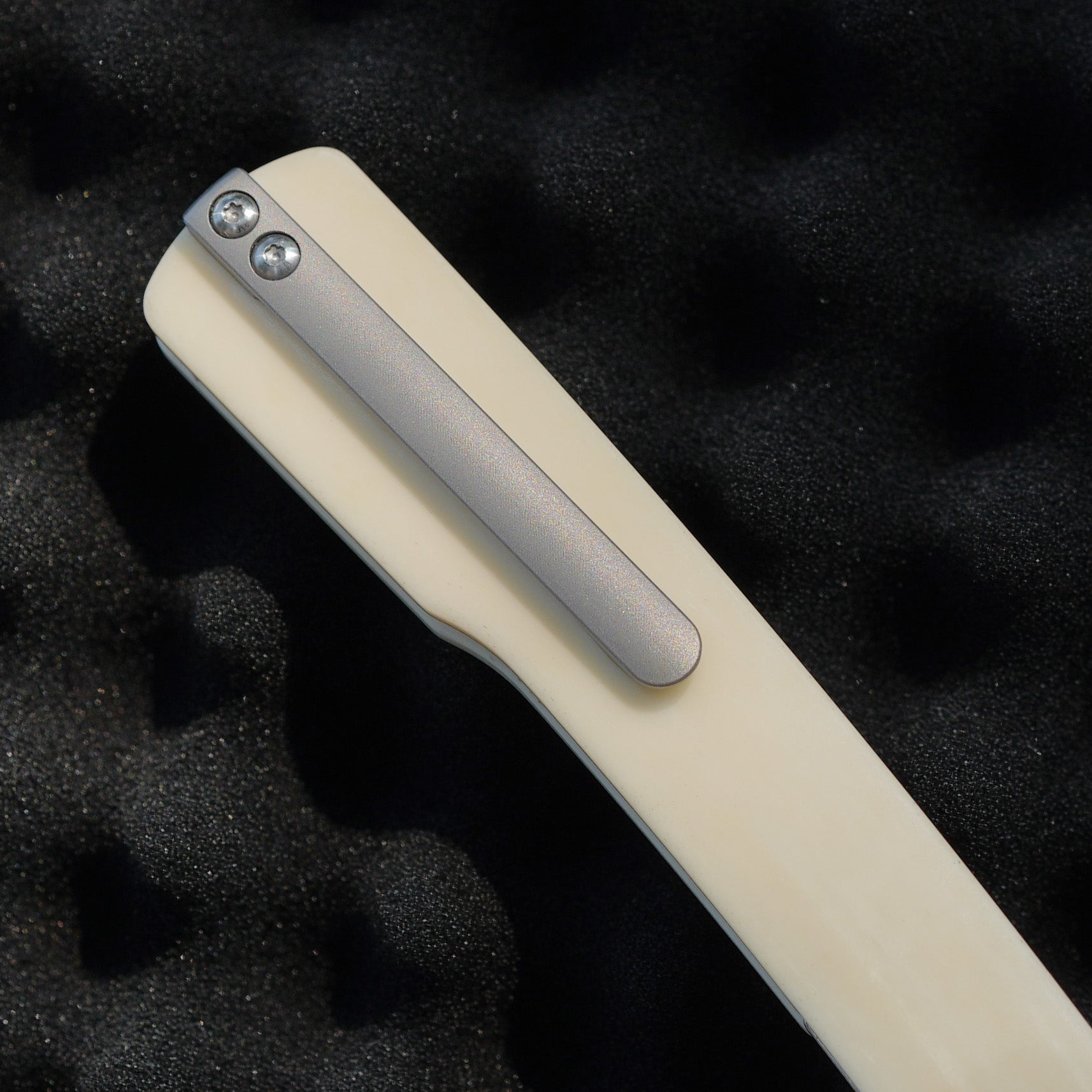 Artisan Cutlery Orthodox V2 1883G-BB folding knife detail view