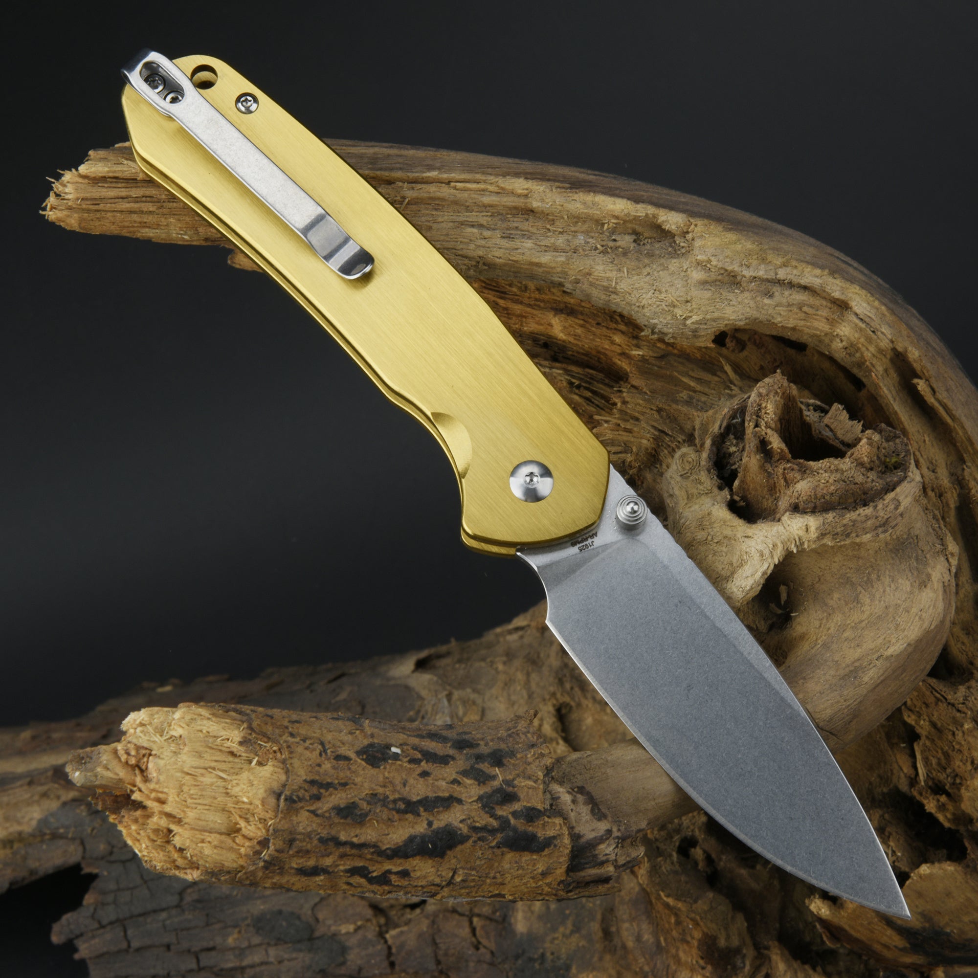 CJRB Pyrite J1925 Brass folding knife detail view