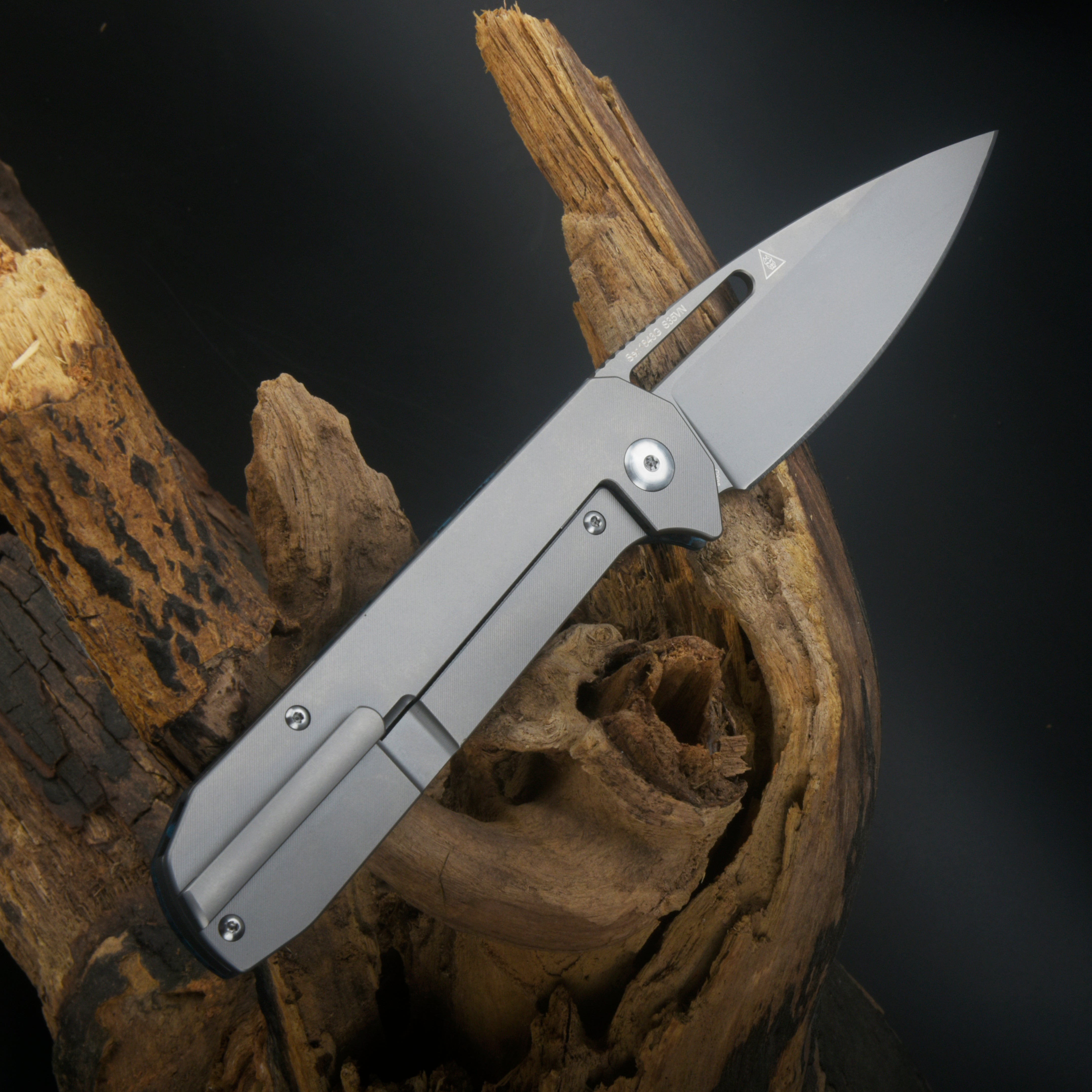 Artisan Cutlery Arion 1843G folding knife with Fat Carbon handle