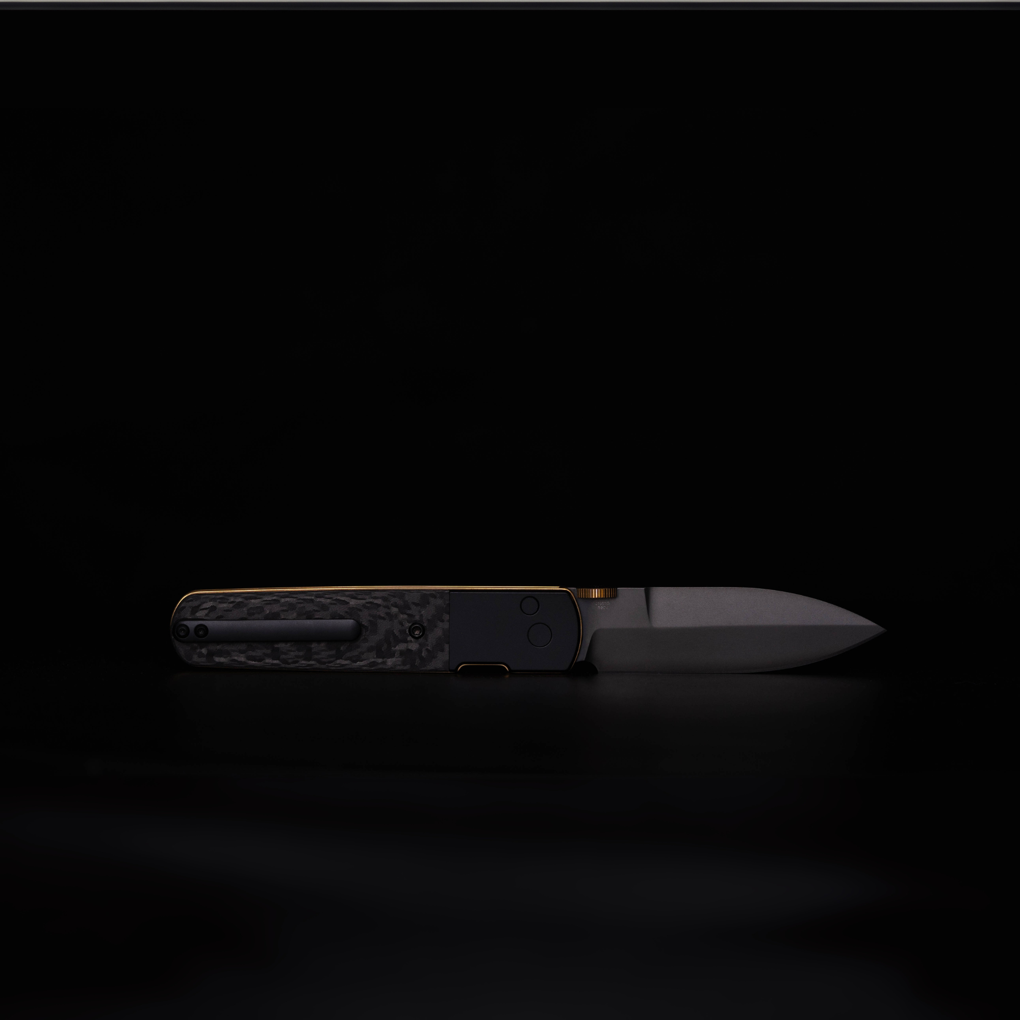 CJRB The Perfect Locust -Classy Carbon | Button Lock with Safety Switch (J1951G-BCF-1)