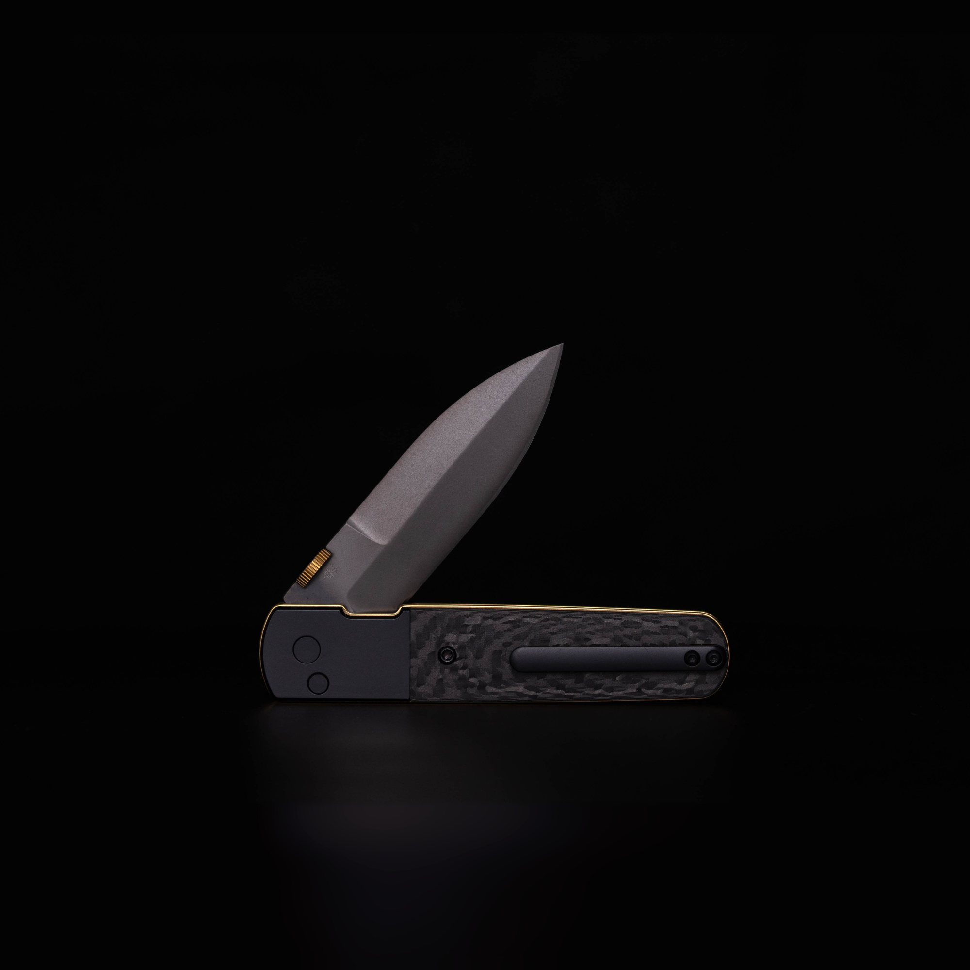 CJRB The Perfect Locust -Classy Carbon | Button Lock with Safety Switch (J1951G-BCF-1)