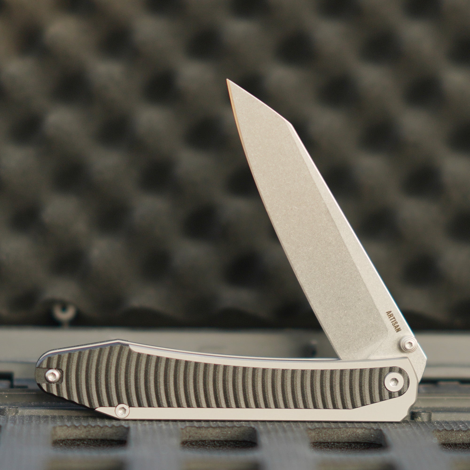 Artisan Cutlery Trust 1886G-GY handle close-up