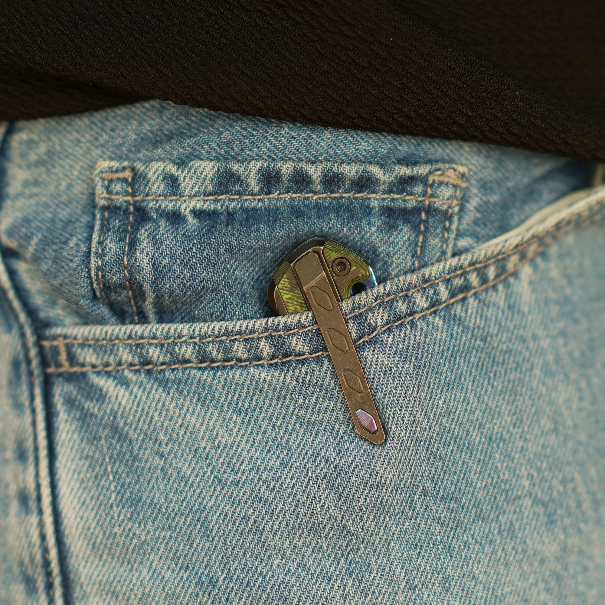 CJRB Interstellar Pyrite-Light J1945G folding knife detail view