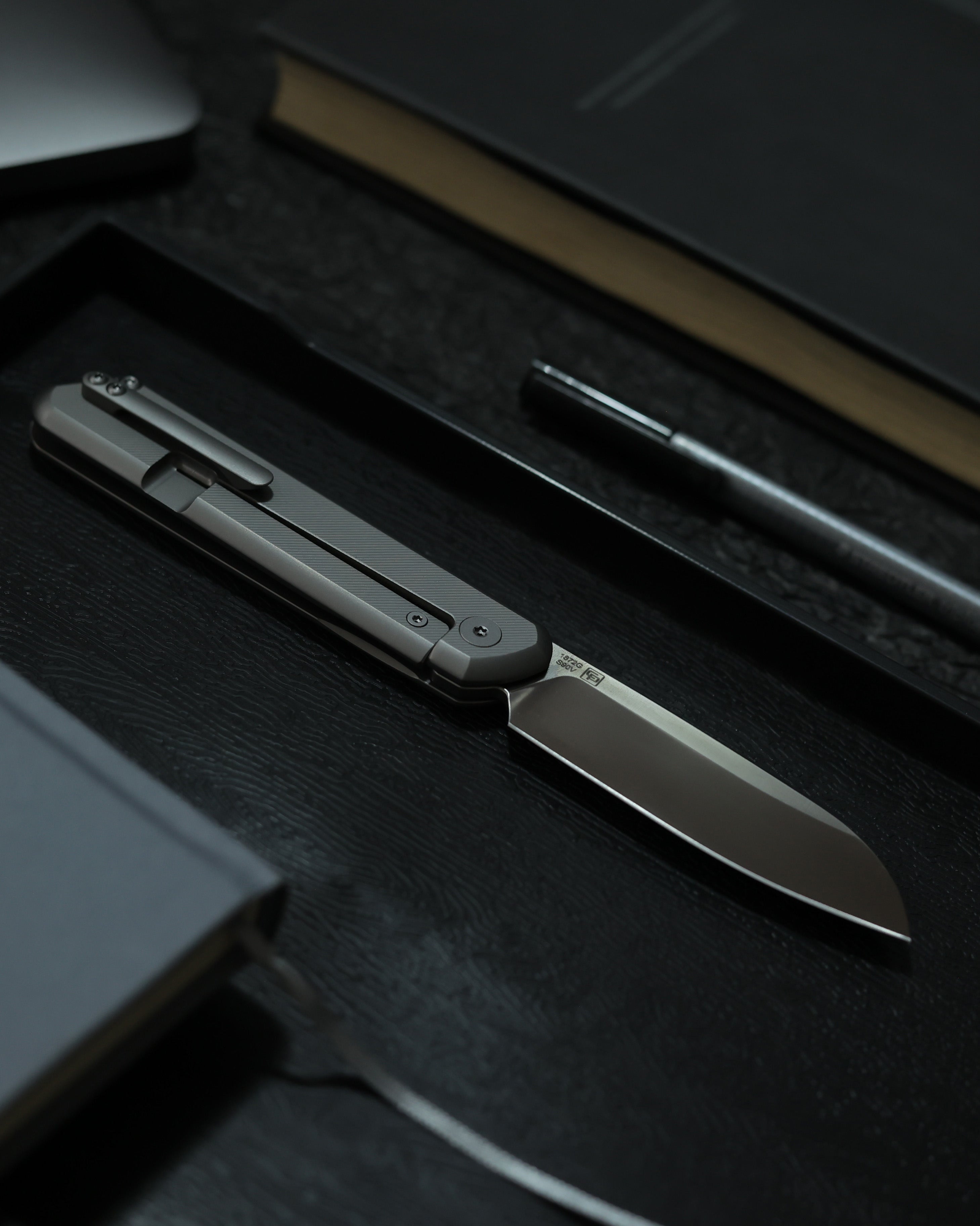 Artisan Cutlery IO 1872G handle close-up