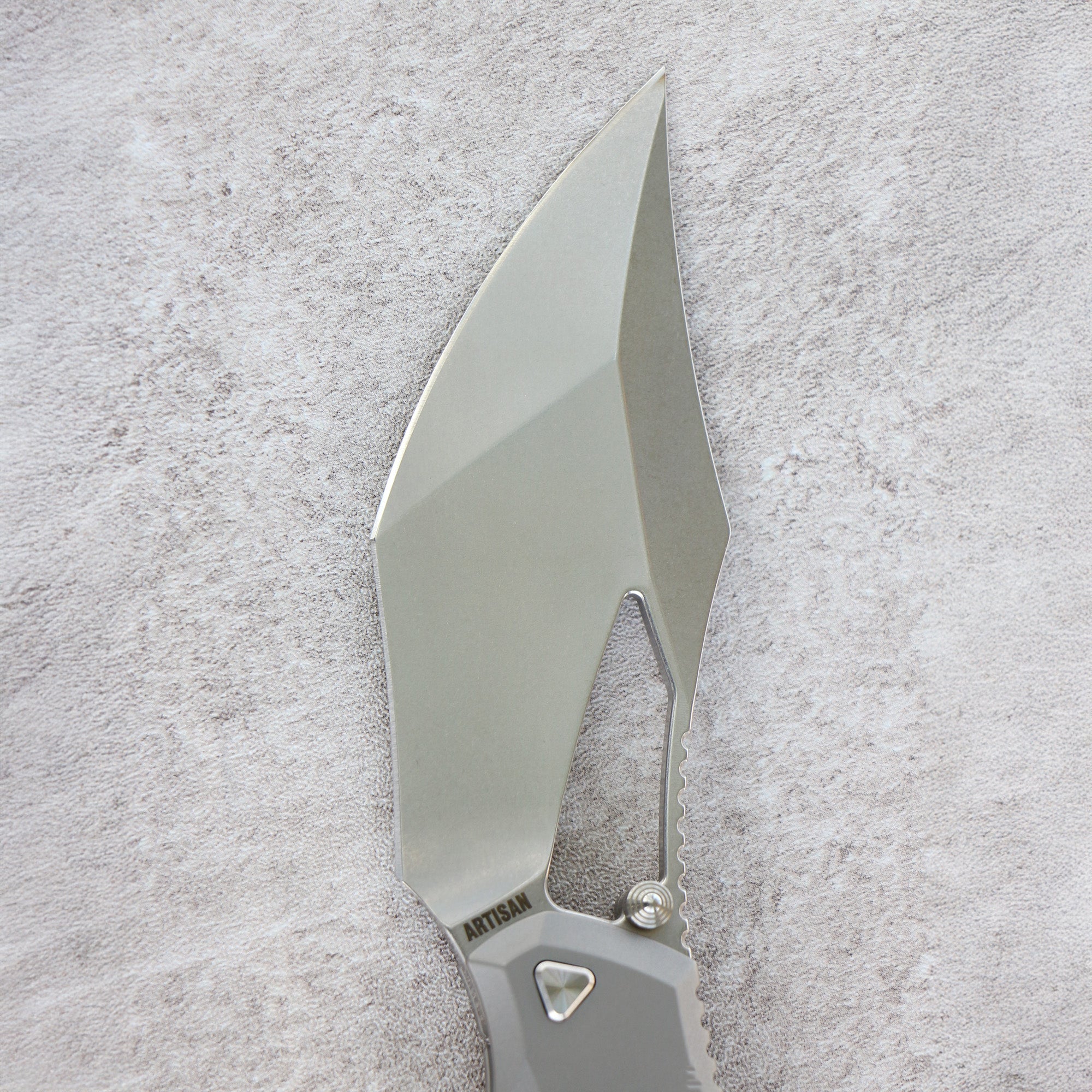 Artisan Cutlery Dark Wing 1887G-GY handle close-up