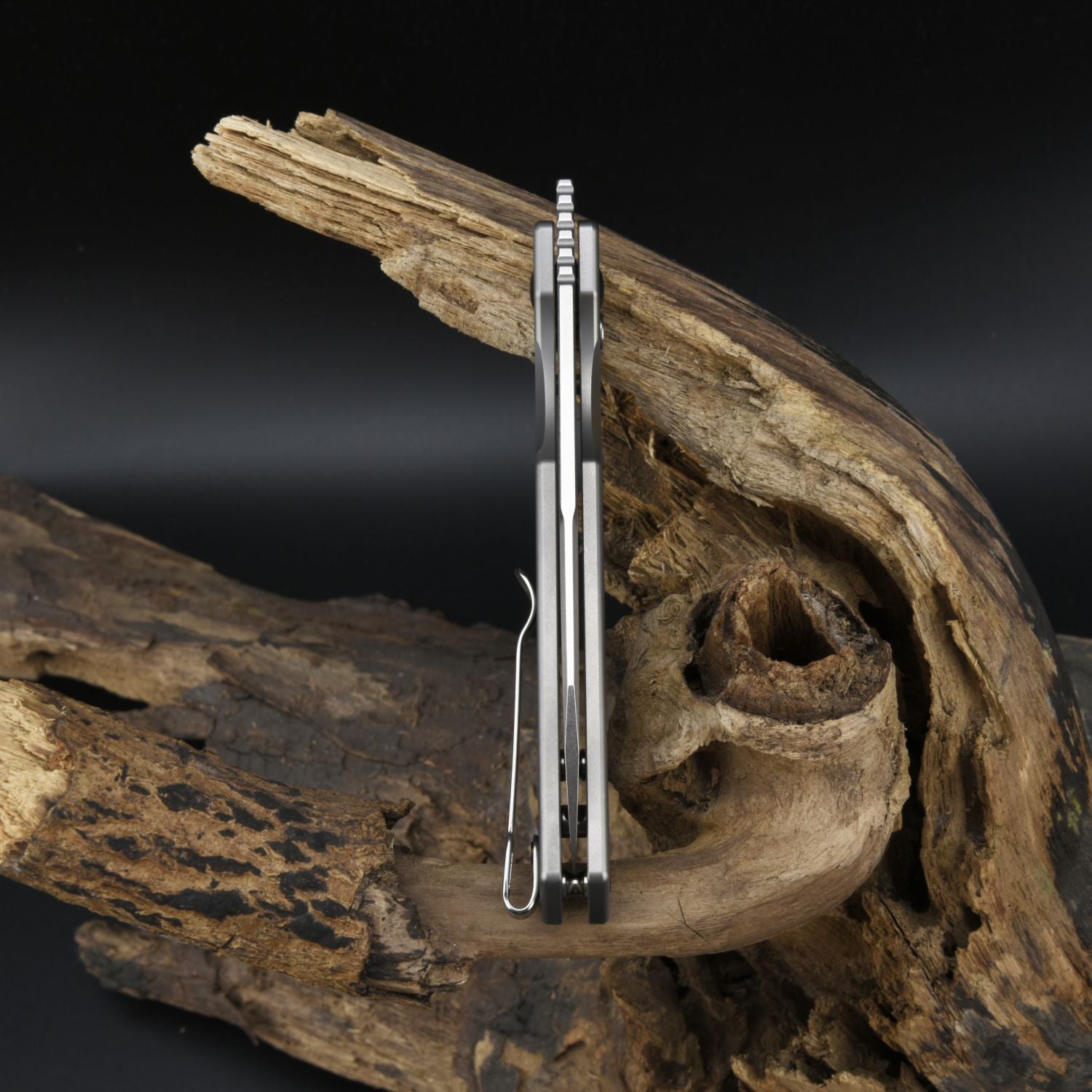 CJRB Ekko J1929BT folding knife with titanium handle